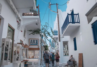 Un român plecat în vacanță în Grecia a plătit peste 3.000 de euro și bacșiș de 500 de euro la un restaurant. Ce a comandat de această sumă colosală